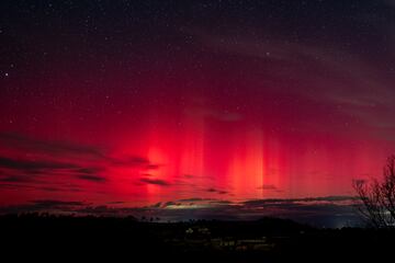 Una aurora boreal desde el observatorio astronómico de Castelltallat, el 10 de octubre de 2024, en Catelltallat, Barcelona.
El cielo se tiñó de tonos rosados, verdes y azules, y posiblemente durante las noches del viernes 11 al domingo 13 de octubre se den las condiciones perfectas para volver a disfrutar de este espectáculo natural.