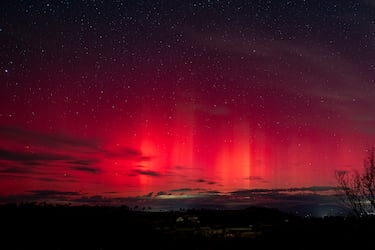 Una aurora boreal desde el observatorio astronómico de Castelltallat, el 10 de octubre de 2024, en Catelltallat, Barcelona.
El cielo se tiñó de tonos rosados, verdes y azules, y posiblemente durante las noches del viernes 11 al domingo 13 de octubre se den las condiciones perfectas para volver a disfrutar de este espectáculo natural.