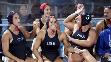 Las jugadoras, celebrando un gol.