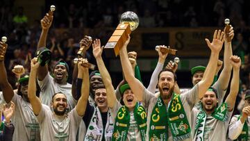 Los béticos, con el trofeo