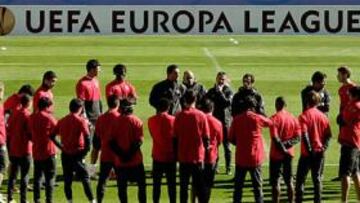 <b>ÚLTIMOS RETOQUES. </b>Quique da instrucciones a toda la plantilla del Atlético durante el entrenamiento de ayer en el Calderón.