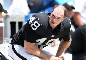 El "long-snapper" de los Oakland Raiders tiene 31 años de edad. 