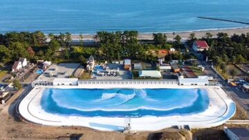 La piscina de olas del Surf Stadium Shizunami (Japón) vista desde el aire, con el Océano Pacífico al fondo.