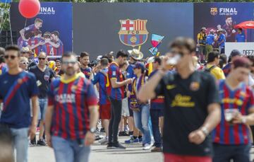 Barcelona and Alavés start party at the Copa del Rey 'Fan Zones'