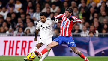 MADRID, SPAIN - FEBRUARY 08: Rodrygo Goes player of Real Madrid fights for the ball during the La Liga match between Real Madrid CF and Club Atlético de Madrid at Estadio Santiago Bernabeu on February 08, 2025 in Madrid, Spain. (Photo by Helios de la Rubia/Real Madrid via Getty Images)