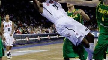 <b>TODOS CONTRA DURANT. </b>El alero estadounidense de los Oklahoma City Thunder vuela entre rivales brasileños en el partido disputado en el Abdi Ipekçi de Estambul.