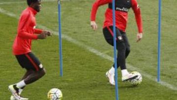 Saúl se entrenó junto al resto de sus compañeros en la sesión de ayer. El canterano y Thomas, en un momento del trabajo.