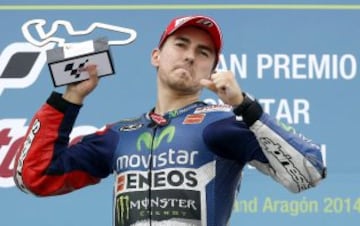 El piloto español de MotoGP Jorge Lorenzo (Movistar Yamaha) celebra su victoria en el podio, tras el Gran Premio de Aragón de Motociclismo que se ha disputado hoy en el circuito de Motorland de Alcañiz (Teruel).