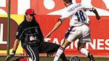 <b>SUSTO</B>. Pablo Álvarez, supera al Mono Burgos, pero al final Villa no llegó a tiempo para marcar. Los sportinguistas dieron muchos sustos.