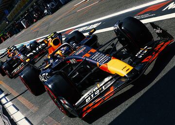 Los pilotos de Red Bull Racing, Checo P¨¦rez y Max Verstappen.