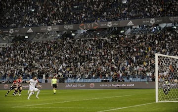 Benzema transformó así el penalti que supuso el 0-2.