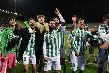 Los jugadores del Betis celebran el pase a su primera final europea tras finalizar el encuentro.