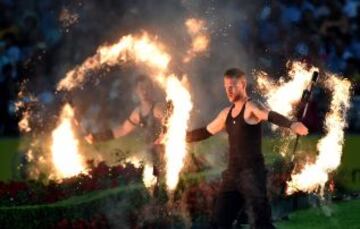 Malabaristas de fuego durante la ceremonia de apertura del Campeonato de Europa ecuestre que se celebra en Aachen, Alemania.