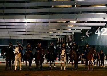 El Estado Islámico amenaza con atentados terroristas en los cuartos de final de la 'Champions'. En los alrededores del Santiago Bernabéu hubo numerosa seguridad.