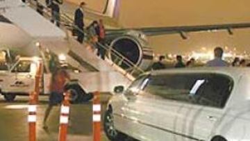 <b>LLEGADA DE LUJO.</b> El Madrid fue recibido como las grandes estrellas de Hollywood.