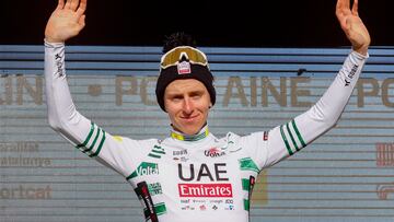 El esloveno Tadej Pogacar (UAE Team Emirates) en el podio tras vencer en la tercera etapa de la Volta Ciclista a Cataluña tras cruzar la meta en solitario en la estación de esquí de Port Ainé, un puerto de categoría especial a 1.960 metros de altitud.
