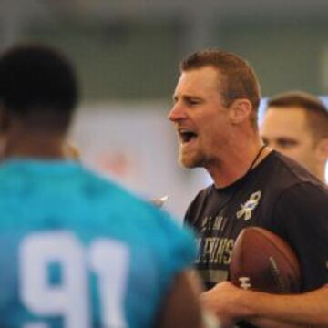 Dan Campbell se estrena como nuevo entrenador de los Dolphins.