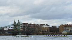 Las embarcaciones de Cambridge y Oxford cruzan el puente de Hammersmith durante la disputa de la regata de la Oxford-Cambridge de 2016.