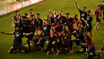 MADRID, SPAIN - MAY 30: CD Lugo players celebrate at the end of the Liga Smartbank match betwen Rayo Vallecano and CD Lugo at Campo de Futbol de Vallecas on May 30, 2021 in Madrid, Spain. Sporting stadiums around Spain remain under strict restrictions due