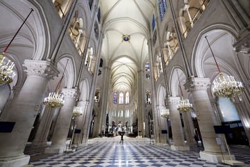 Vista de la nave de la catedral de Notre Dame de París.