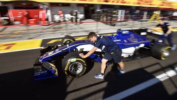 Mogyorod (Hungary), 30/07/2017.- Mechanics push the car of German Formula One driver Pascal Wehrlein of the Sauber F1 Team through the pit lane after the 32nd Hungarian Formula One Grand Prix on the Hungaroring racetrack in Mogyorod, Hungary, 30 July 2017. (Fórmula Uno, Hungría) EFE/EPA/ZOLTAN MATHE HUNGARY OUT