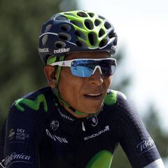 Nairo Quintana subió agarrado a una moto en el Mont Ventoux