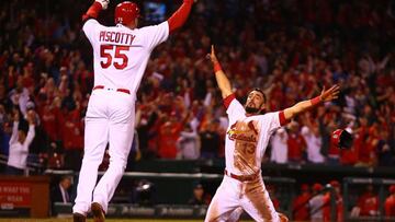 Matt Carpenter celebra un triunfo vital para sus St. Louis Cardinals.