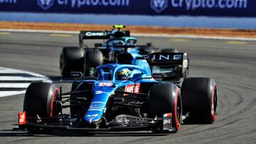 Fernando Alonso (Alpine A521), delante de Sebastian Vettel (Aston Martin AMR21). Silverstone, Gran Bretaña. F1 2021.