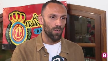 Vedat Muriqi, delantero del RCD Mallorca, en una entrevista concedida a IB3 en la Peña Mallorquinista de Andratx.