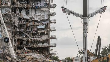 Search and Rescue teams look for possible survivors in the partially collapsed 12-story Champlain Towers South condo building on June 28, 2021 in Surfside, Florida. - Questions mounted Monday about how a residential building in the Miami area could have c