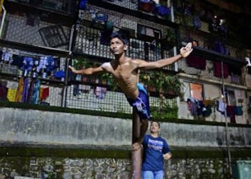Mallakhamba es un deporte tradicional indio en el que el gimnasta realiza ejercicios, acrobacias, equilibrios... y todo sin bajarse de un poste de madera.