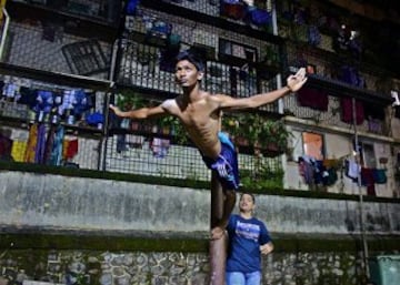 Mallakhamba es un deporte tradicional indio en el que el gimnasta realiza ejercicios, acrobacias, equilibrios... y todo sin bajarse de un poste de madera. 