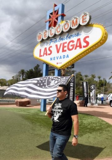 Fans de los Raiders festejan el pase del equipo a Las Vegas.