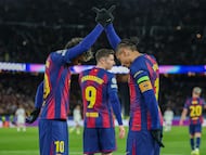 Raphinha celebra un gol con sus compañeros.