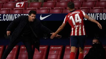 Simeone choca la mano a Llorente en un partido del Atlético.
