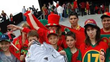 <b>FERVOR. </b>Los aficionados portugueses acudieron al entrenamiento con la camiseta del Real Madrid.