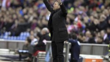 Simeone da instrucciones.