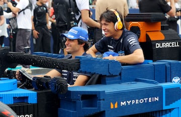 Durante el Gran Premio de Miami 2025, los 20 pilotos de Frmula 1 desfilaron en rplicas a tama?o real de sus monoplazas, construidas con aproximadamente 400.000 piezas de LEGO cada una. Estas versiones elctricas, con neumticos Pirelli reales, alcanzaban hasta 20 km/h y fueron creadas en colaboracin con LEGO. El desfile reemplaz al tradicional camin de presentacin, ofreciendo una experiencia ms creativa, que gener entusiasmo tanto en la pista como entre los espectadores. La iniciativa busca acercar el espectculo de la F1 a los fans.