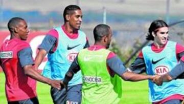 <b>RISAS EN LA SESIÓN. </b>Los jugadores se entrenaron con buen ambiente: Perea, Cléber, Pacheco y Agüero, en un momento del trabajo.
