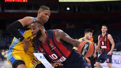 Codi Miller-Mcintyre, del Baskonia, ante Jasiel Rivero, del Maccabi.