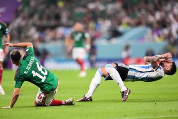 El defensa argentino Nicolás Otamendi cae tras un golpe con el jugador argentino, Héctor Herrera. 
 