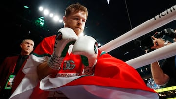 El boxeador mexicano Saúl 'Canelo' Álvarez subiendo al ring con los colores de México.