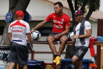 El entrenador de la seleccion chilena Jorge Sampaoli, centro, conversa con Eduardo Vargas.