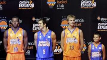 <b>NOVEDAD. </b>Abia, Ribas y el canterano del anuncio del Valencia lucieron las 'camisetas que hablan'.