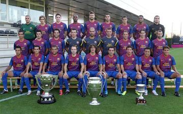 Foto oficial del Barcelona 2009/10 junto a los tres títulos conquistados la temporada anterior.