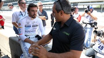 Fernando Alonso conversa con Juan Pablo Montoya en las 500 Millas de Indian&aacute;polis de 2017.