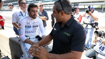 Fernando Alonso conversa con Juan Pablo Montoya en las 500 Millas de Indianápolis de 2017.