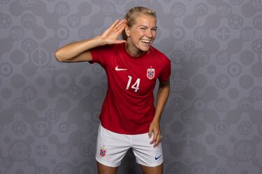 Hegerberg regresó a la selección de Noruega en 2022, tras casi cinco años de ausencia. Se había retirado en 2017 como protesta por la desigualdad de trato entre el fútbol masculino y femenino en su país, convirtiéndose en un símbolo de lucha por la equidad. Su vuelta coincidió con un cambio de liderazgo en la federación y avances en las condiciones para las jugadoras. Hegerberg decidió volver por el deseo de competir en la Eurocopa y contribuir al crecimiento del equipo, reafirmando su compromiso con el fútbol y con su país.