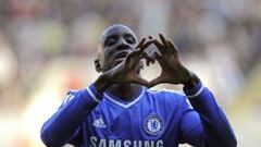 El Chelsea sigue en la pelea tras sufrir ante un Swansea con diez