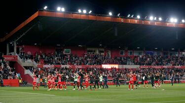 Los jugadores del Girona celebran la victoria tras finalizar  el encuentro.